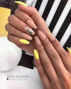 243 photos of manicure in beige tones