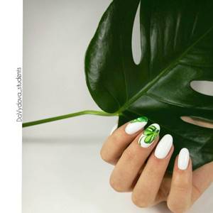 White nails with leaves (photo) 2021