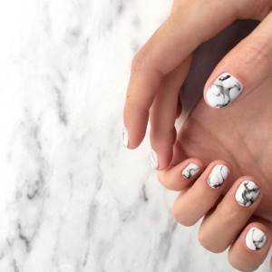 White manicure 2022 - marble