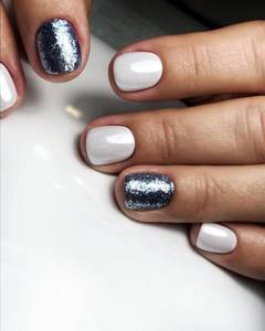 White manicure 2022 with glitter