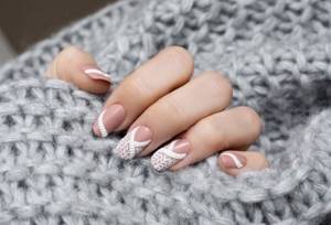 White knitted pattern for medium length nails
