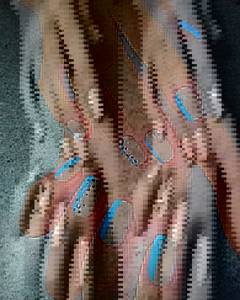 Бежево-голубой маникюр с черными точками на нарощенных ногтях