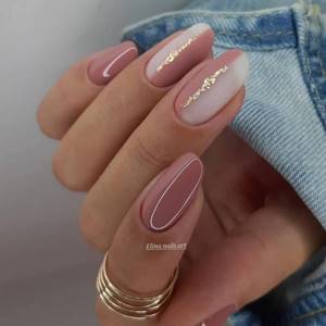 Beige manicure with glitter - simple and sophisticated design ideas