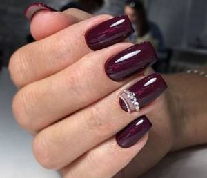 burgundy manicure