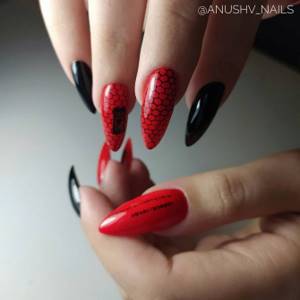 Черно-красный маникюр сеточка на нарощенных ногтях