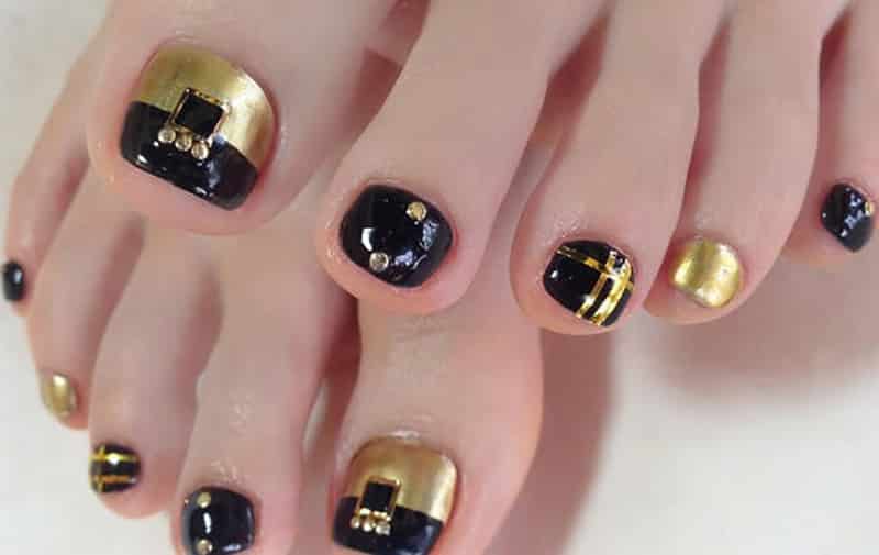 Black and gold pedicure