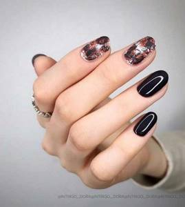 Черные короткие ногти с дизайном