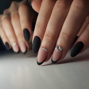 Black French: the best ideas for contrasting nail art
