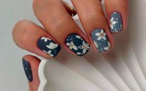 floral manicure design for spring