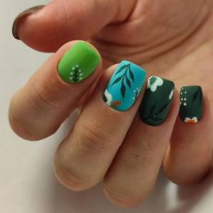 Floral manicure in green colors
