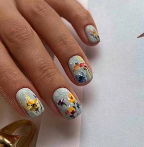 Flowers using brushstroke technique on nails
