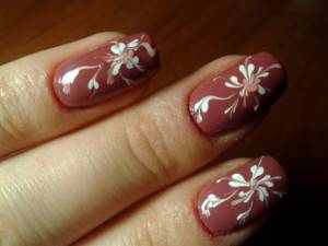 Design and painting of nails with monograms and a needle