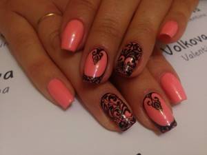 Design and painting of nails with monograms