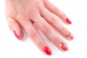 Nail design with poppies