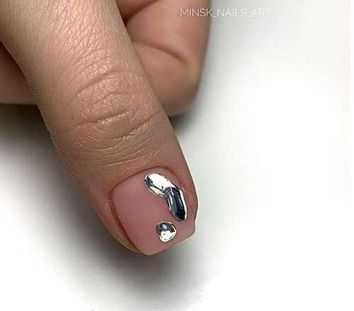 Дизайн жидкий металл на матовых коротких ногтях