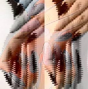 Двухцветный бежево-черный маникюр на длинных нарощенных ногтях