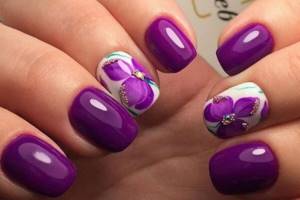 Purple manicure for short nails with flowers