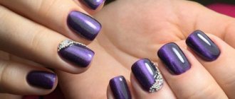 Фиолетовый маникюр на короткие ногти со стразами