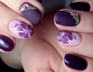 Purple manicure with flowers