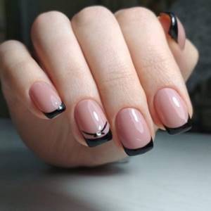 Французский черный маникюр на коротких ногтях с стразами.
