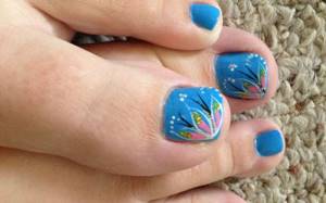 Blue pedicure with a pattern