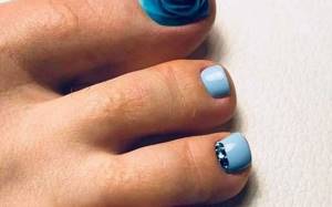 Blue pedicure using nail art technique