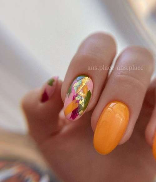 Mustard manicure with strokes