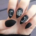 Gothic manicure, makeup and hairstyles 2022: fresh ideas for your look