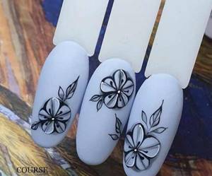 Graphic flowers on nails