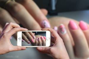 How to take pictures of your nails with your phone camera