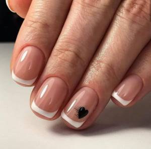 Классический френч на коротких ногтях квадратной формы с рисунком черное сердечко.