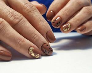 Brown manicure design for short nails