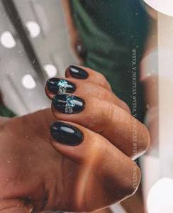 Short nails with glitter