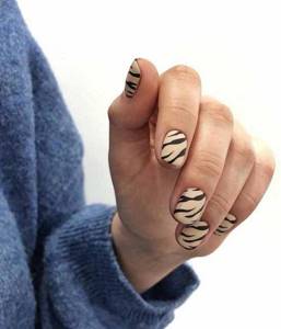 Short nails with print