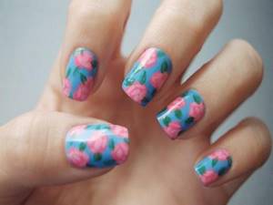 Short nails can also be decorated with flowers