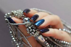 Beautiful manicure - metallic glitter nail art technique