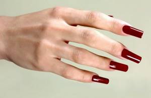 Красные квадраные арочные ногти.