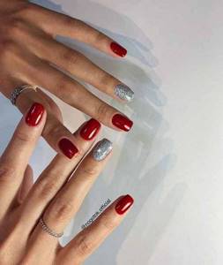 Красные ногти с серебром