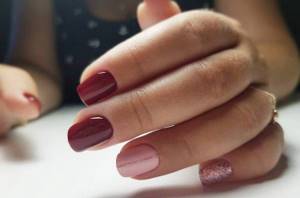 Red manicure for short nails 2021