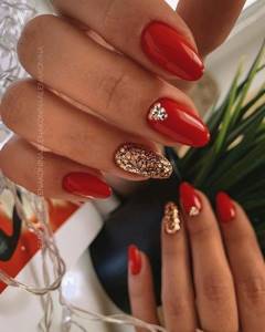 red manicure for the New Year for short nails 7