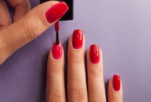 A red manicure does not have to match the dress - lighter or darker shades are also allowed