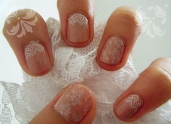 Lace manicure on short nails
