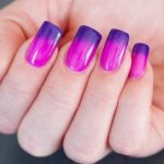 A varnish with a thermal effect will perfectly diversify your manicure.