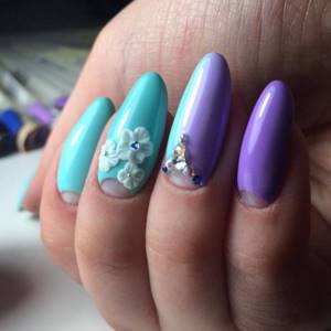Lilac manicure with turquoise
