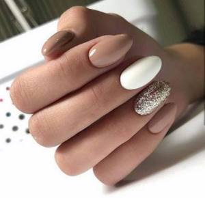 Manicure white, beige and gold