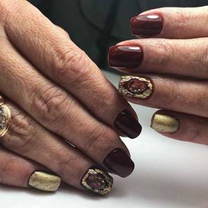 gentle manicure design for short nails autumn