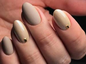 Manicure for short almond-shaped nails
