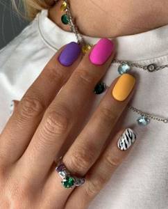 Zebra manicure