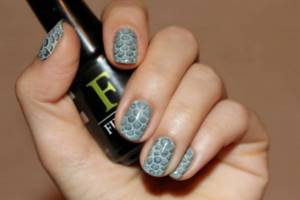 reptile manicure on nails