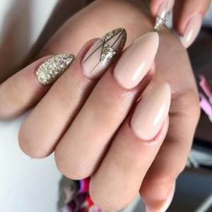 Glitter manicure with pattern